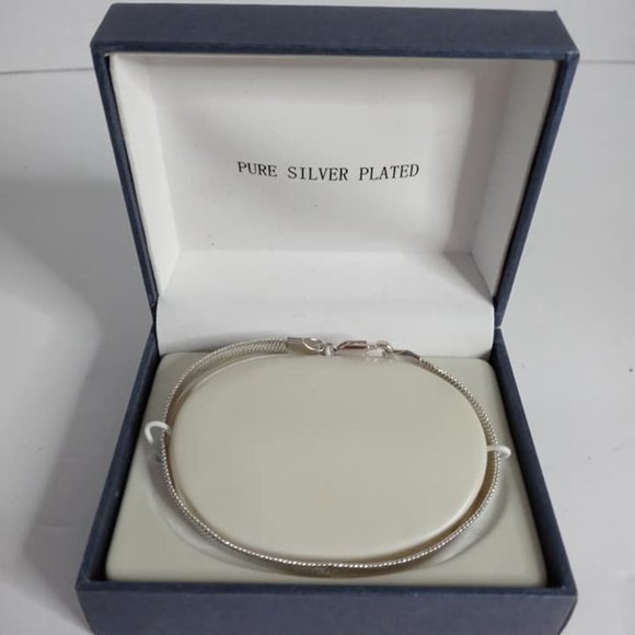Silver Plated Bracelet New in Case - Picture 2 of 4